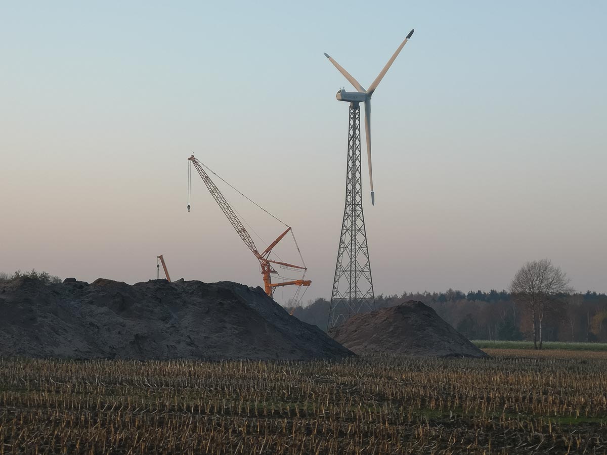 Abbau der alten Windkraftanlagen im Windpark Brest